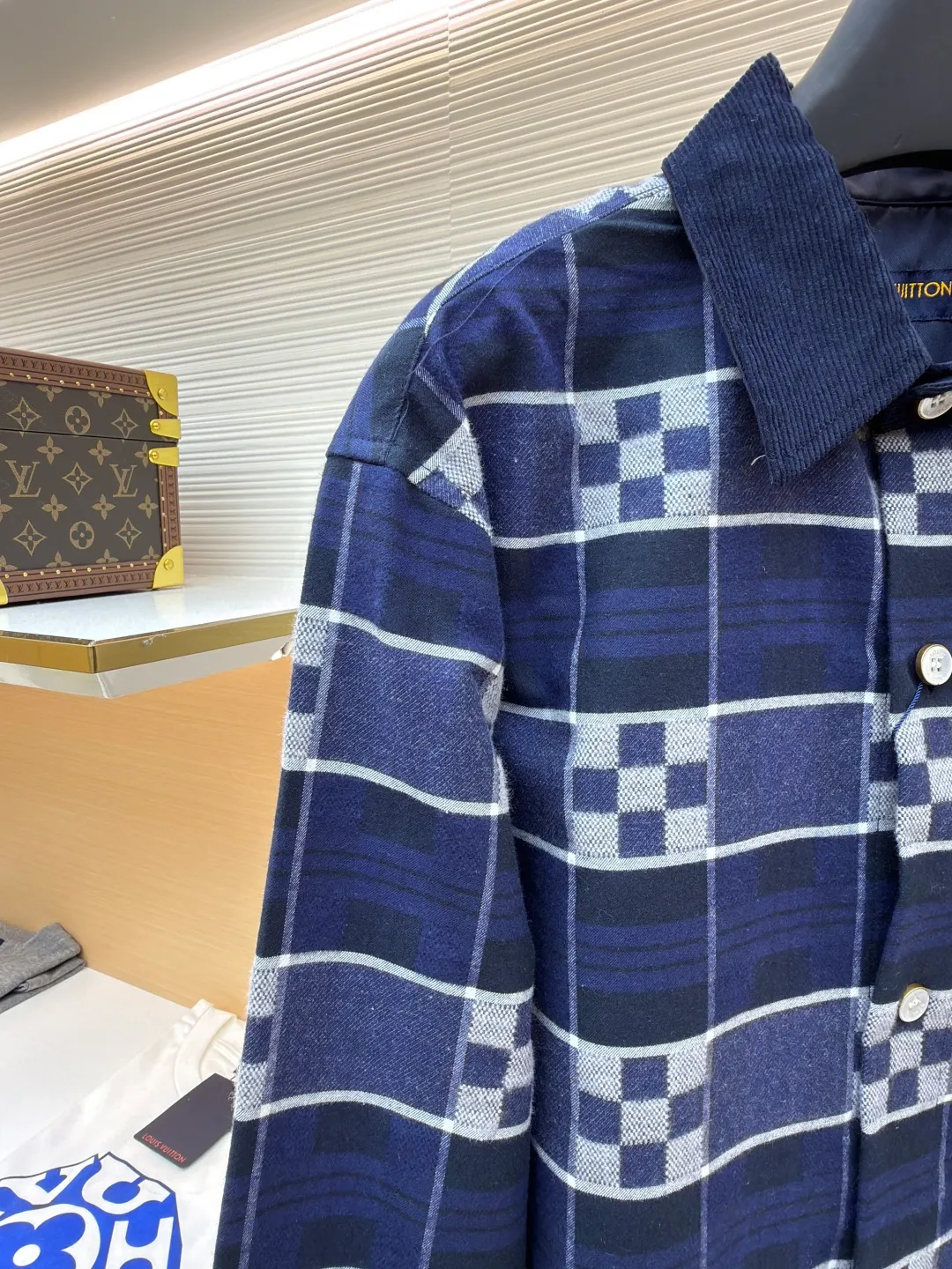 LOUIS VUITTON SKI ski series flannel checkerboard long-sleeved shirt ●Original version: purchased and developed by 14289 ●Item number: 1682075-B50 ●Fabric: flannel fabric ●Technology: printing production ●Color: blue ●Version: fitted version ●Weight: about 725 grams ●Size: S-M-L-XL ●Description: The checkered texture of dark and light navy blue and gray is woven through the yarn-dyed weaving process, in which the brand's classic Damier checkerboard element is embedded. The texture is clear and the color fastness is excellent. The body is spliced ​​with corduroy lapels and cuffs, the velvet strips are fine and full, and the high-temperature shaping process ensures stiffness. The placket uses natural mother-of-pearl buttons, which are hand-polished and polished to give it a warm texture; the leather plaque at the hem is made of first-layer calfskin, which is embossed and hot stamped to present the brand logo, and the edges are hand-oiled to be smooth and burr-free. The overall tailoring is shaped by three-dimensional cutting technology to create a fitted silhouette. The stitching line adopts double-needle overlocking technology, and every inch of stitches is evenly arranged. The embedded shoulder and side seams make the clothes more comfortable to wear. The exquisite clothing craftsmanship and brand ingenuity are fully demonstrated in the details.